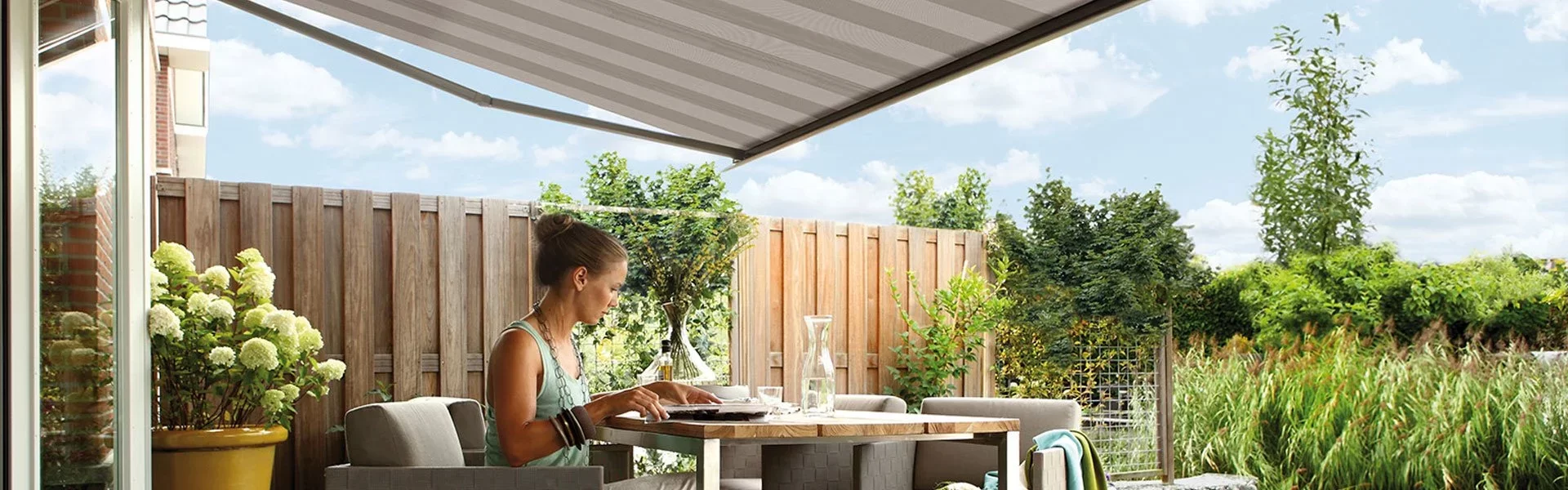 1773-buitenzonwering_knikarmscherm-header.webp 1773-buitenzonwering_knikarmscherm-header.webp